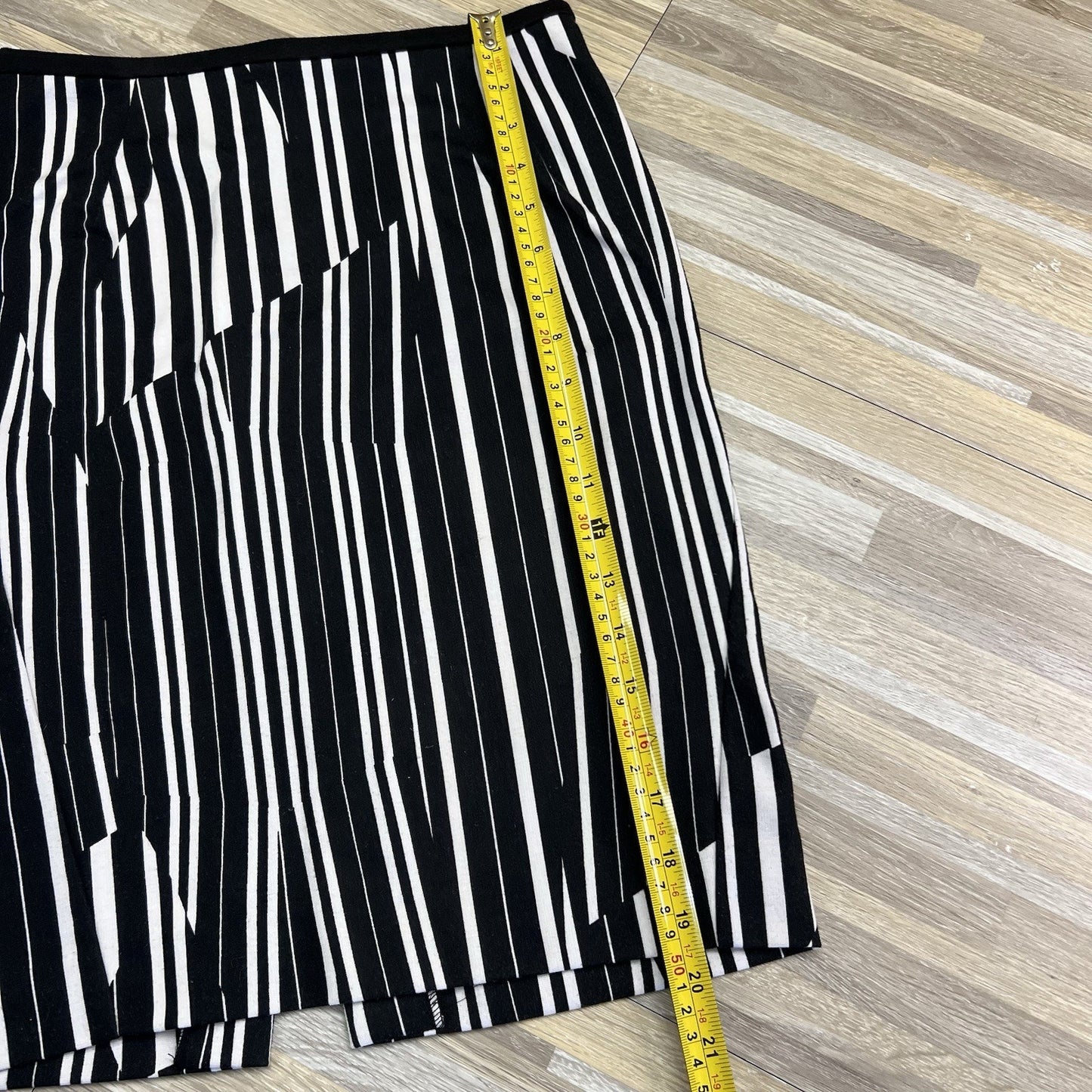 H&M Women's Mini Skirt Black White Size 4 - JN308