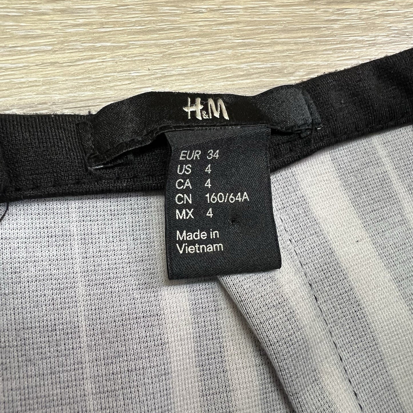 H&M Women's Mini Skirt Black White Size 4 - JN308