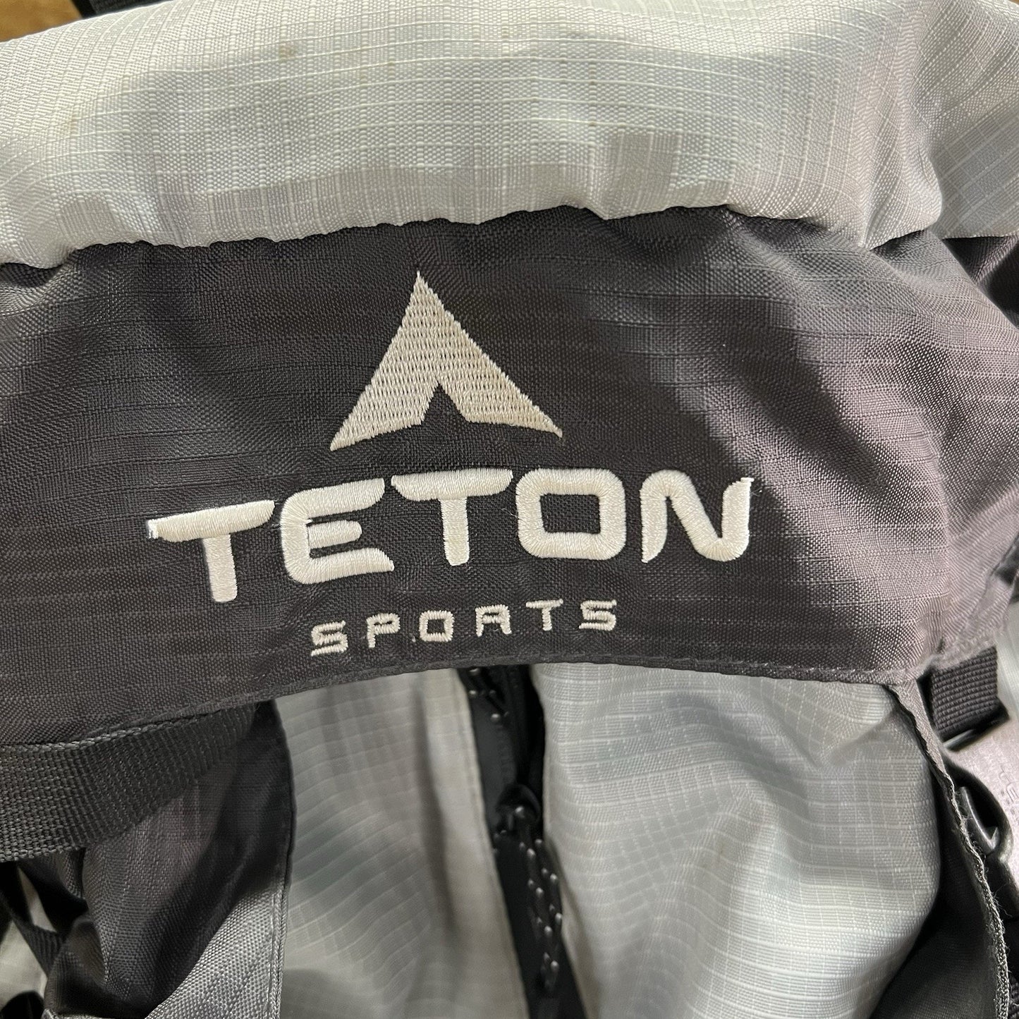 Teton Sports Summit 2800 Lightweight Hiking Daypack Padded - JN285