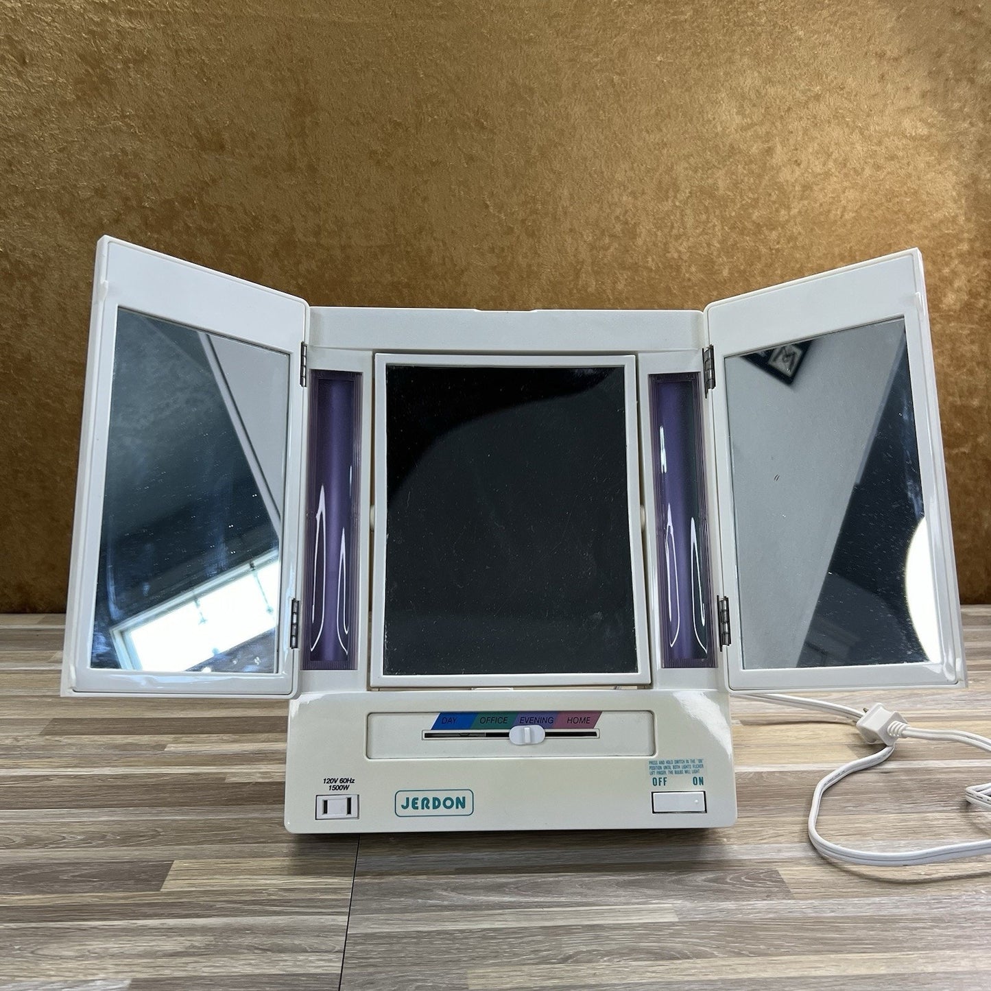 VTG Jerdon JGL9W Tri Fold Two Sided Lighted White Makeup Mirror WORKS - 5D714