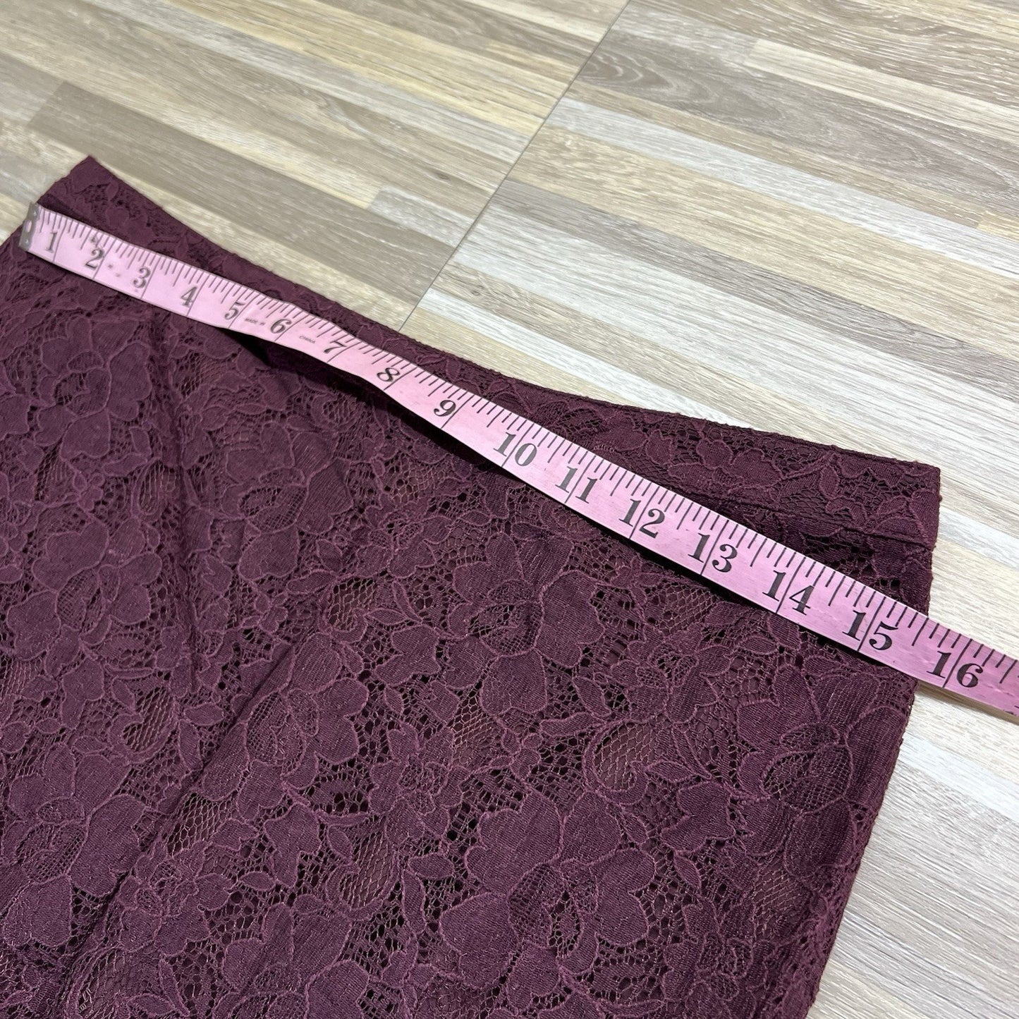Banana Republic Pencil Skirt Maroon Lace Floral Size 6 - JN281
