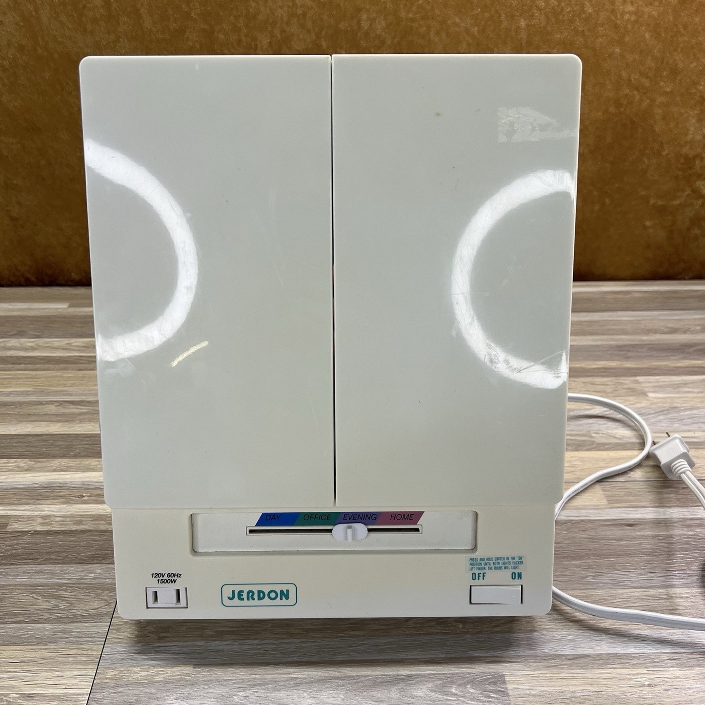 VTG Jerdon JGL9W Tri Fold Two Sided Lighted White Makeup Mirror WORKS - 5D714