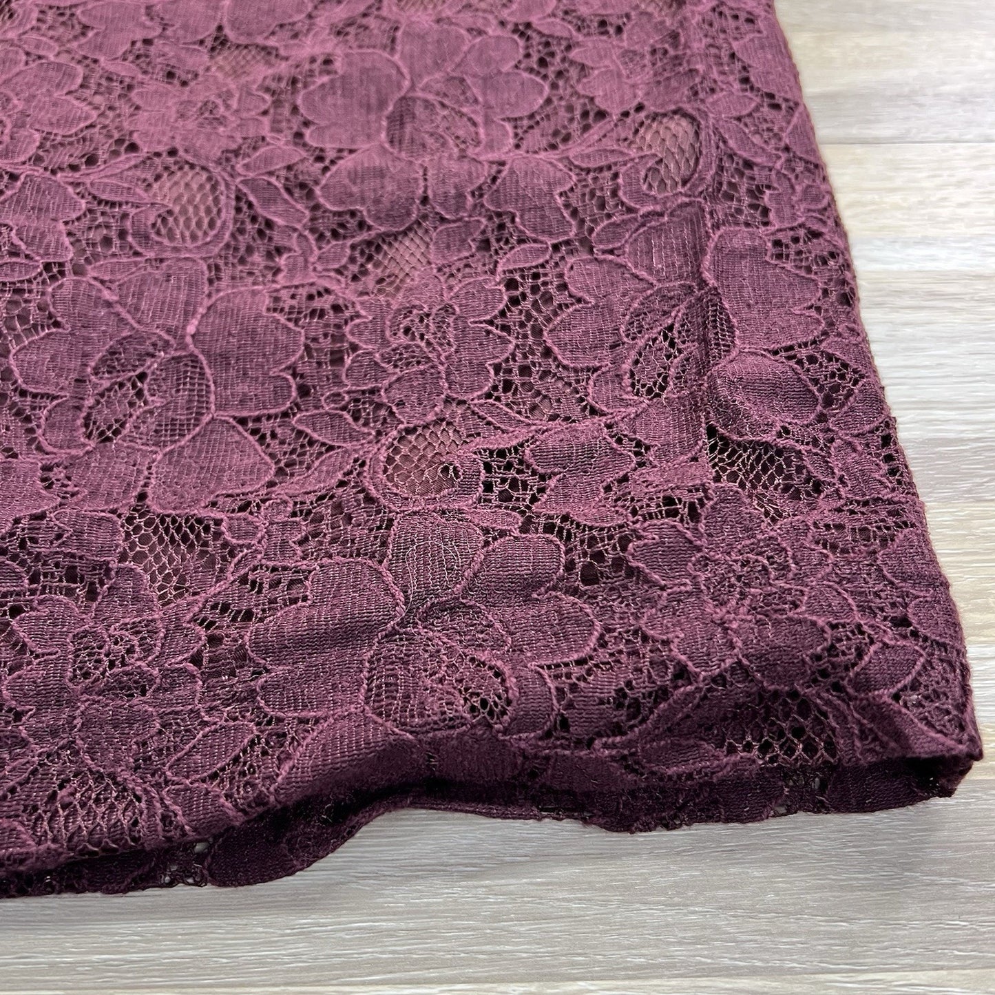 Banana Republic Pencil Skirt Maroon Lace Floral Size 6 - JN281