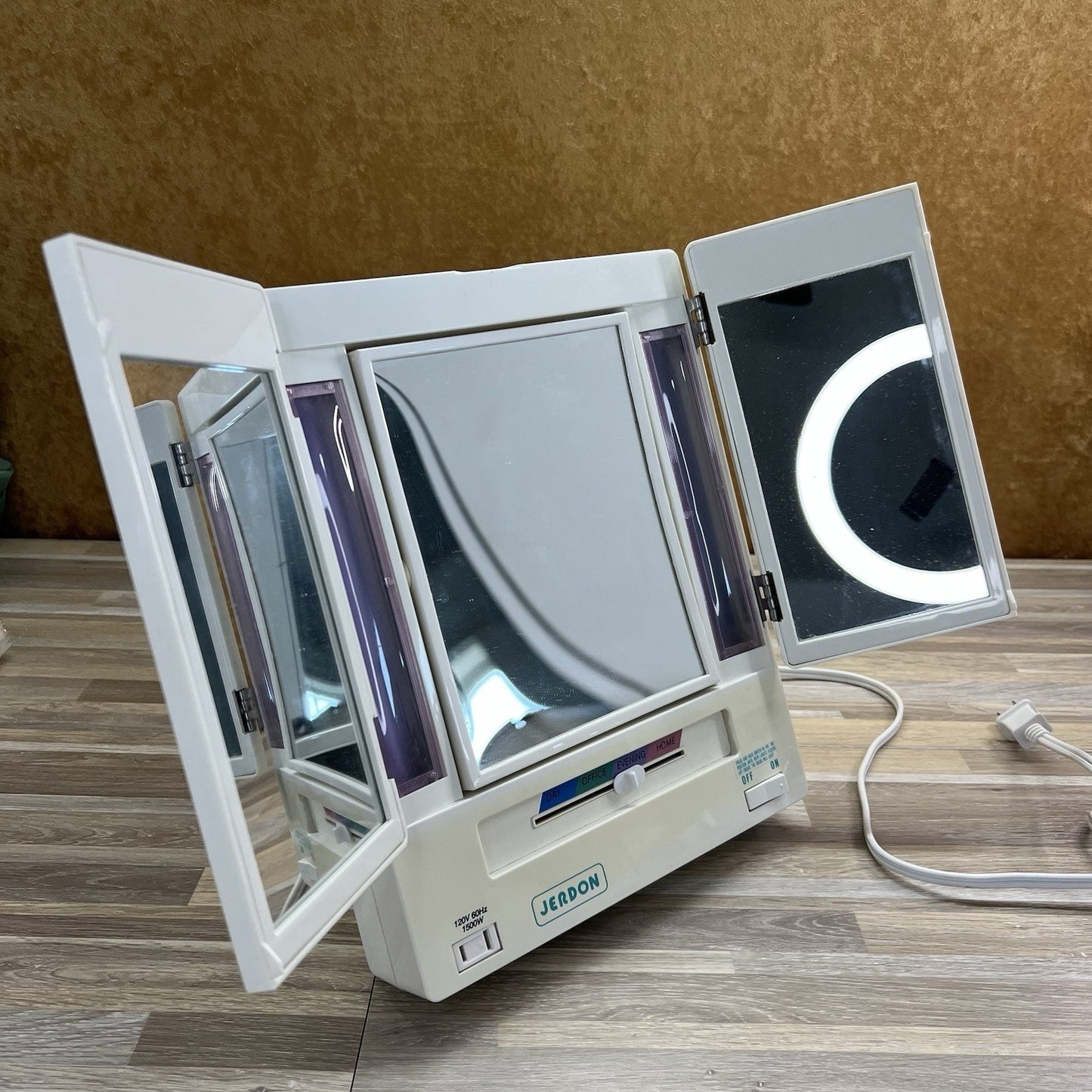 VTG Jerdon JGL9W Tri Fold Two Sided Lighted White Makeup Mirror WORKS - 5D714